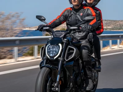 Las motos más cómodas para viajar en pareja